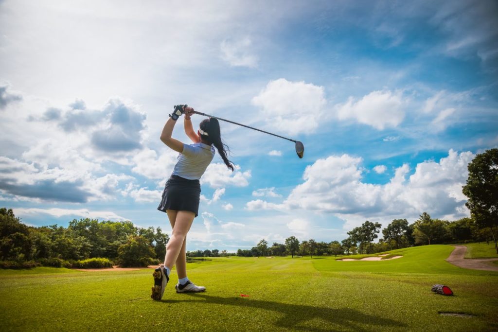 Femme jouant au golf