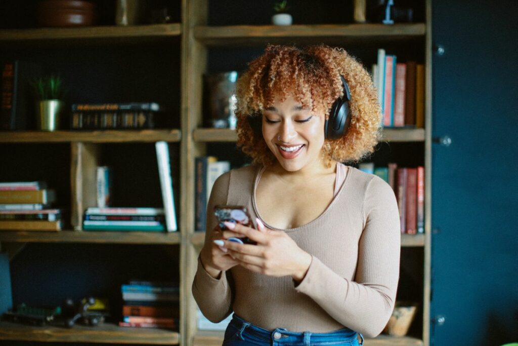 Femme qui écoute un podcast