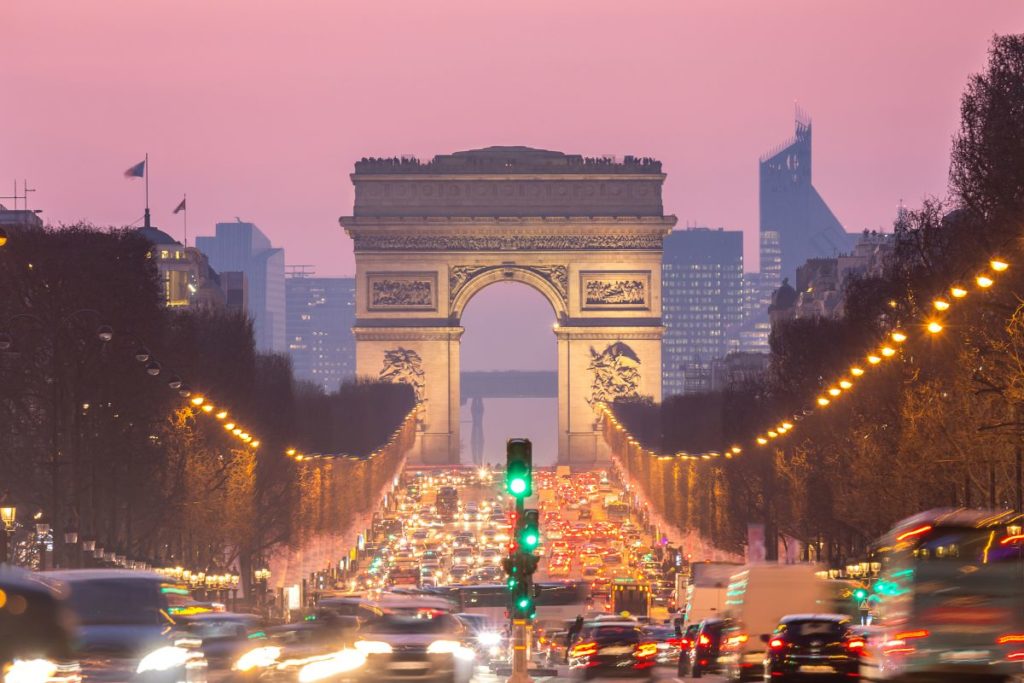Paris et son arc de triomphe au coucher du soleil