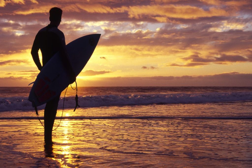homme surf coucher de soleil