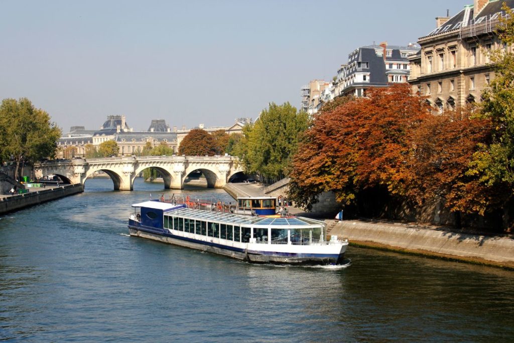 Bateau mouche sur la Seine à Paris