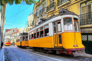 tram dans les rues de Lisbonne