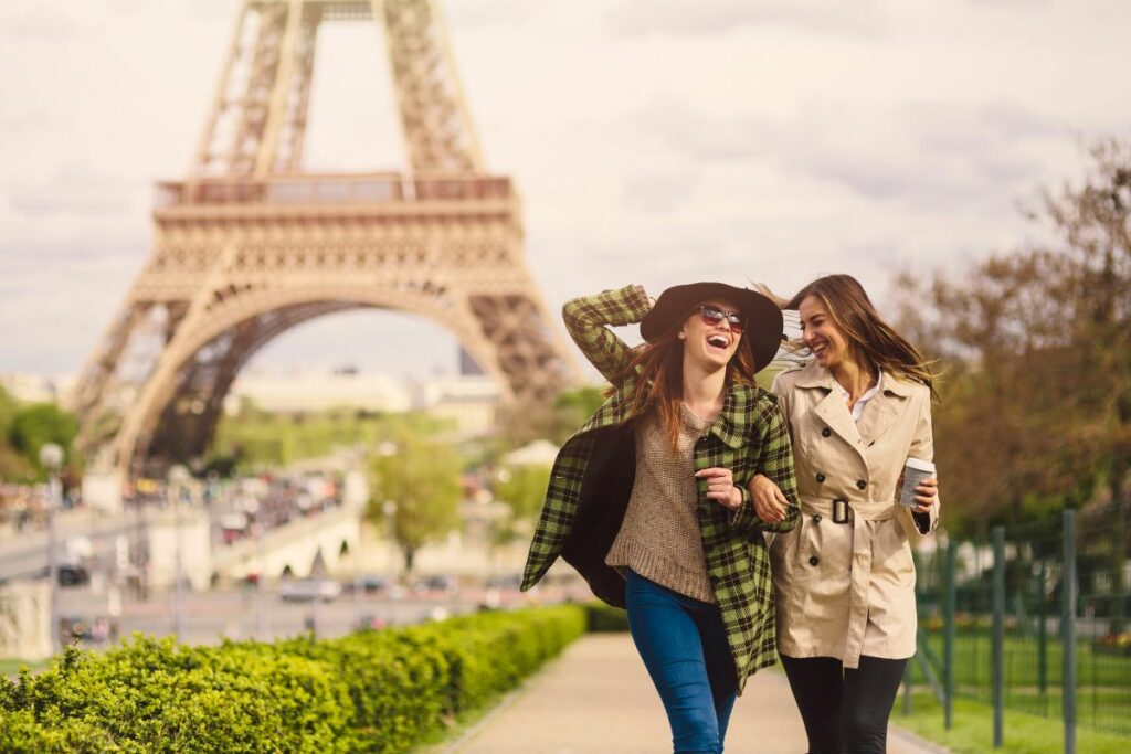 Amies en voyage à Paris en octobre