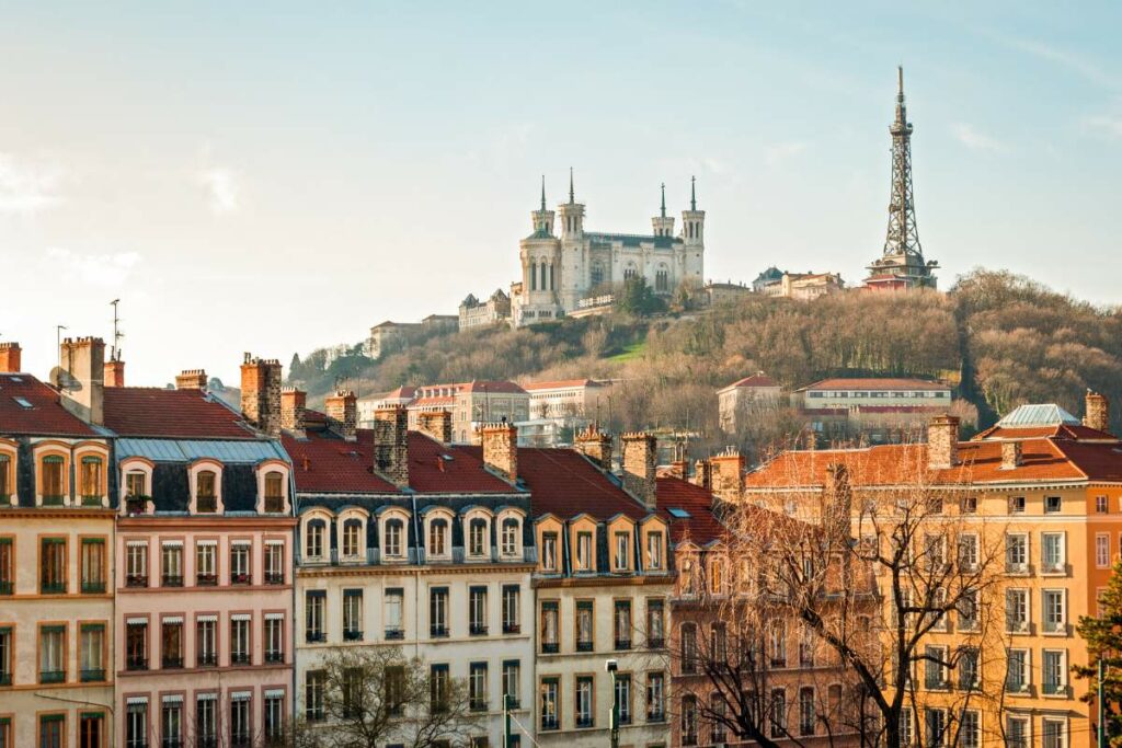 Vue sur l'esplanade de Fourvière sur à Lyon - Départ 18:25