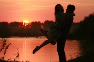 Jeune couple devant un coucher du soleil - Départ 18:25