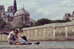 Couple amoureux à Paris - Départ 18:25