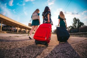 Groupe de fille avec leurs valises partant en voyage en train - Départ 18:25