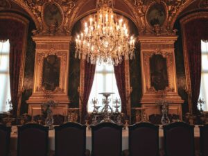 Livres vacances : Une salle de réception - Départ 18:25