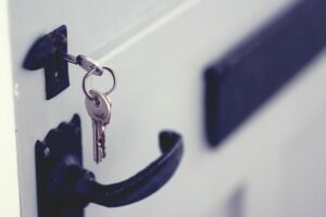 Livres vacances : porte avec des clés dessus - Départ 18:25