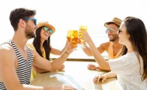 Voyage pas cher en mai : groupe d'amis qui fête les vacances