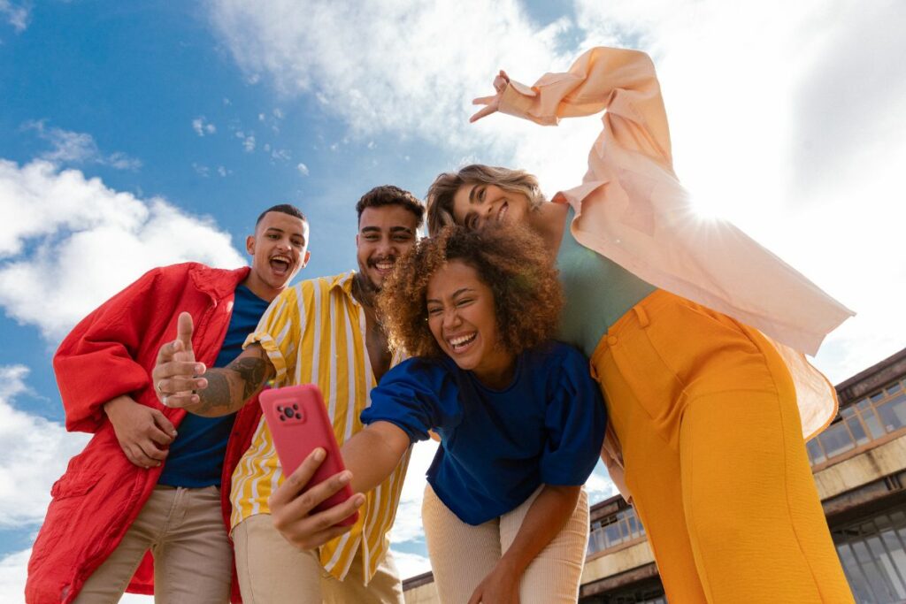groupe d'amis qui se prend en selfie