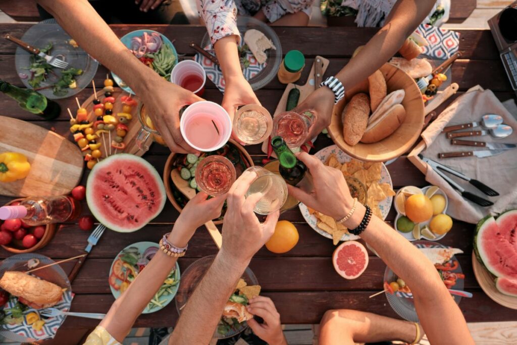 amis qui partagent un repas