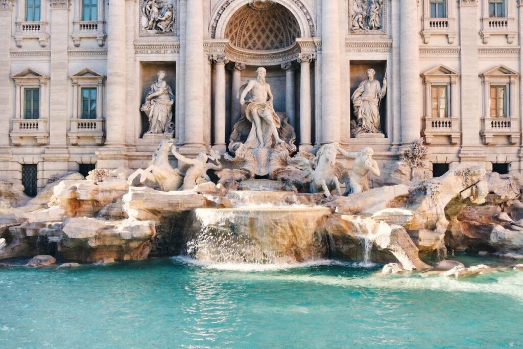 Fontaine de Trevi à Rome - ou partir en vacances en mai - Départ 18:25